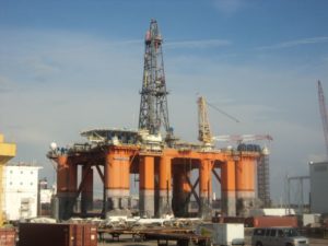 Image of Kingsnorth UK semi-submersible oill rig in dock
