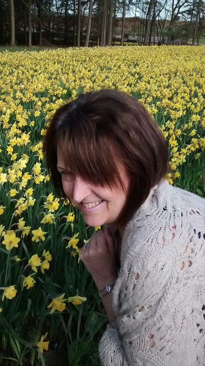 Mature North East female escort fun50minx posing amongst Spring daffodils